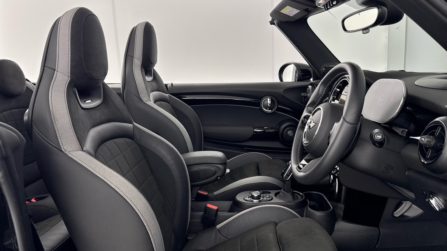 Used MINI Convertible 2024 for sale - 76725511: Photo 11