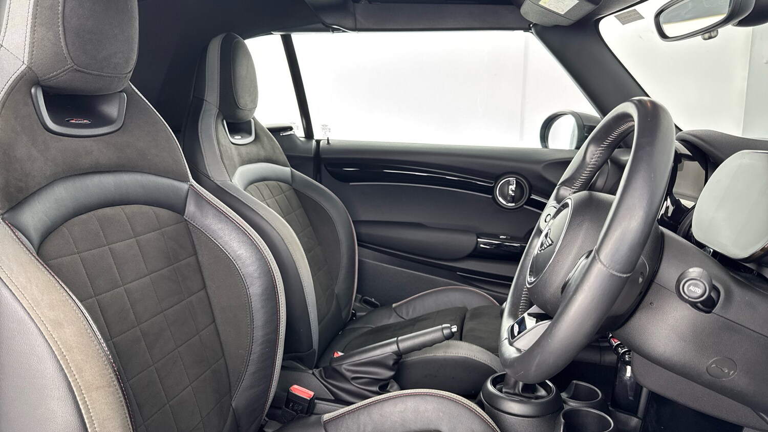 Used MINI Convertible 2022 for sale - 77946984: Photo 11