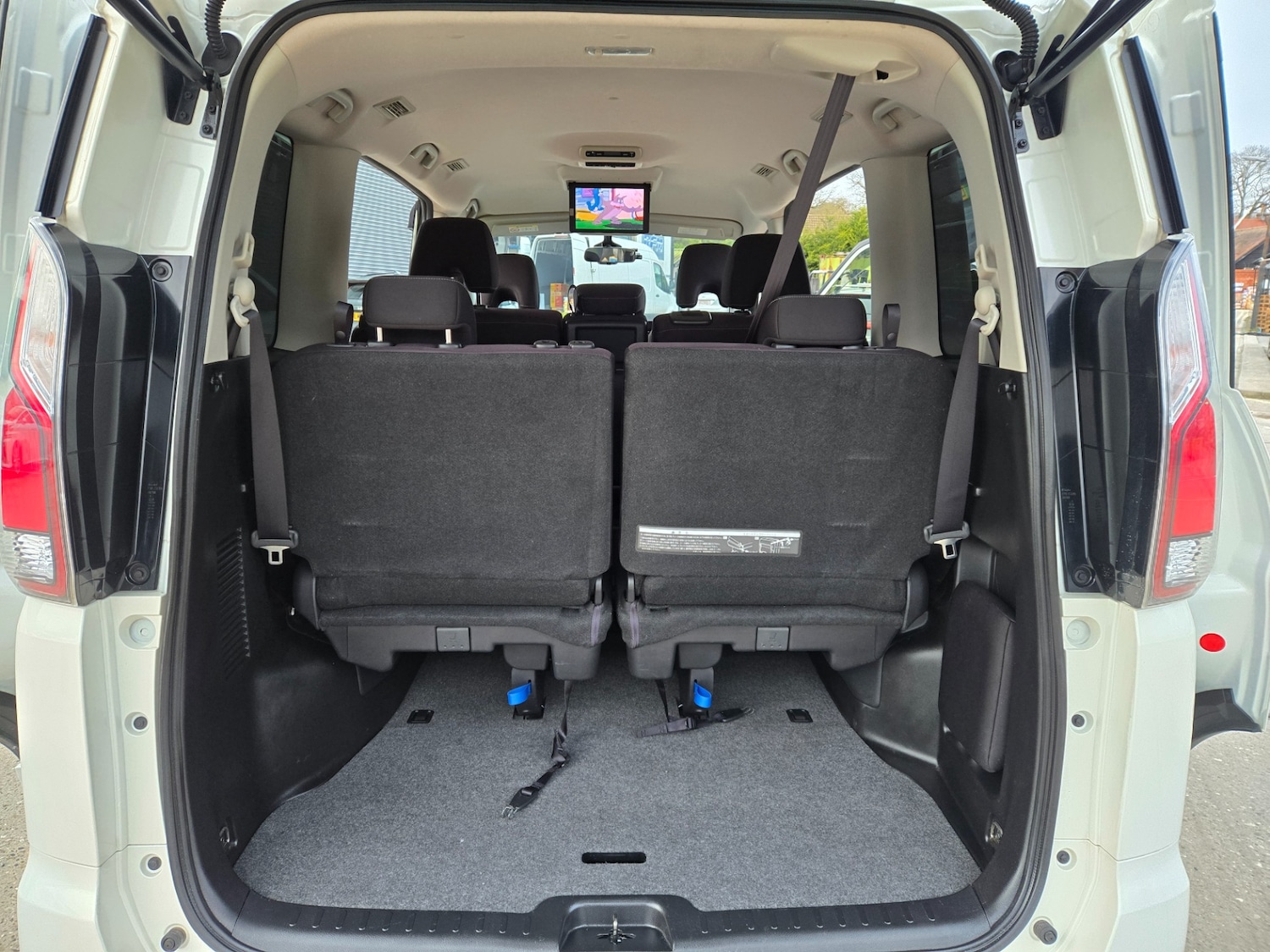 Used Nissan Serena 2017 for sale - 77590366: Photo 11