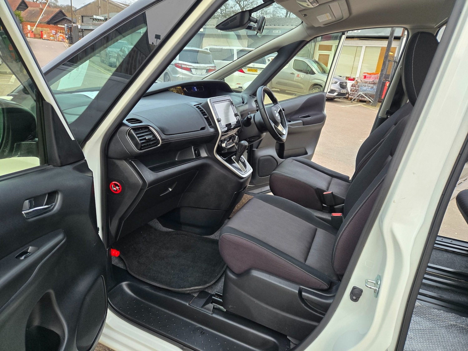 Used Nissan Serena 2017 for sale - 77590366: Photo 13