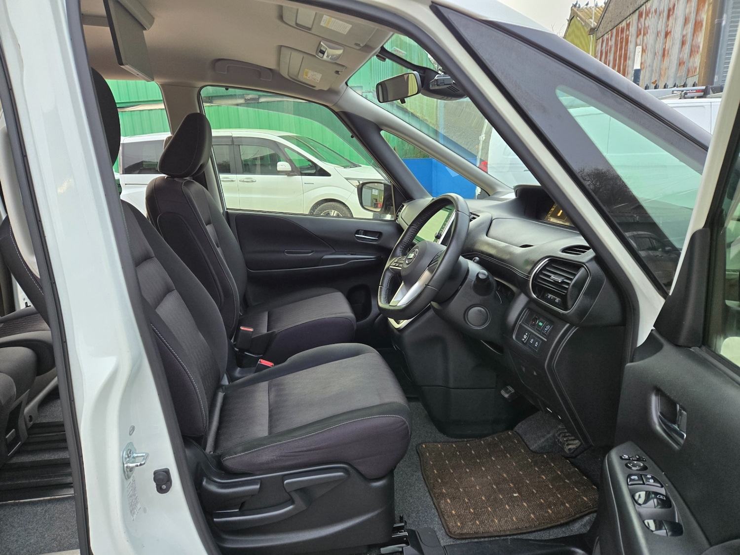 Used Nissan Serena 2017 for sale - 77590366: Photo 8