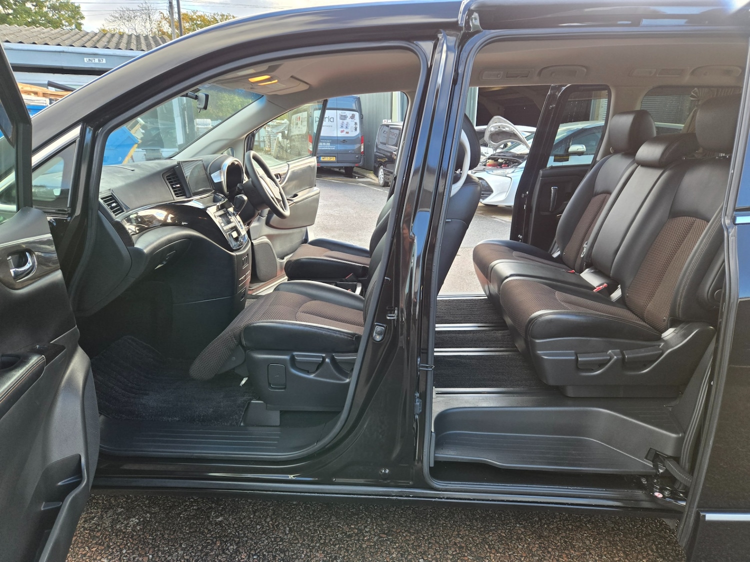 Used Nissan Elgrand 2011 for sale - 76565945: Photo 13