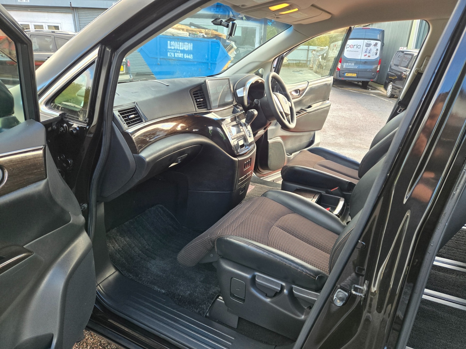 Used Nissan Elgrand 2011 for sale - 76565945: Photo 14