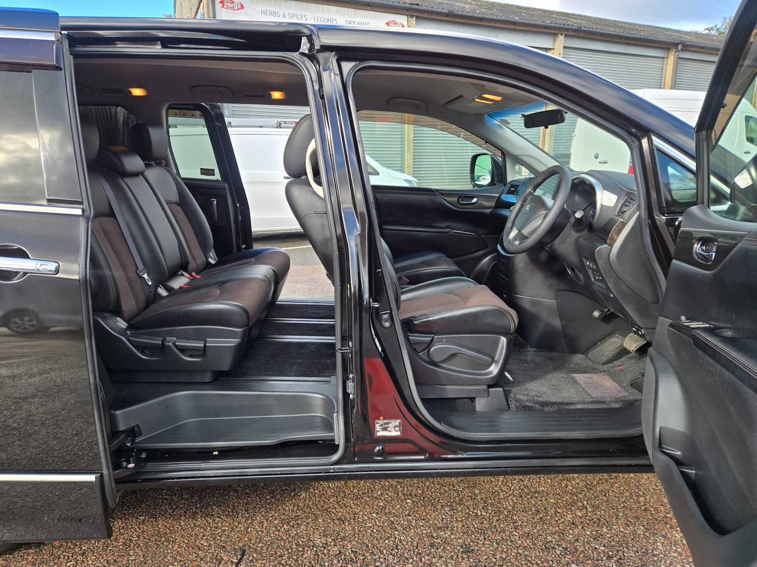 Used Nissan Elgrand 2011 for sale - 76565945: Photo 8