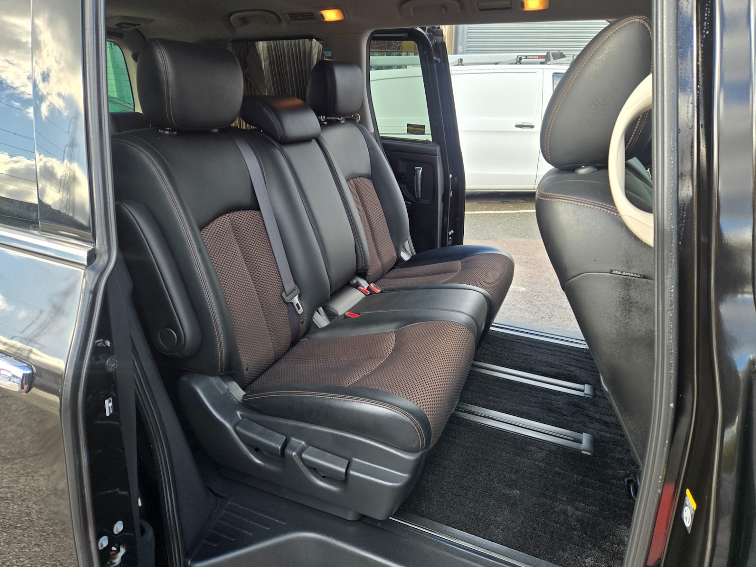 Used Nissan Elgrand 2011 for sale - 76565945: Photo 9