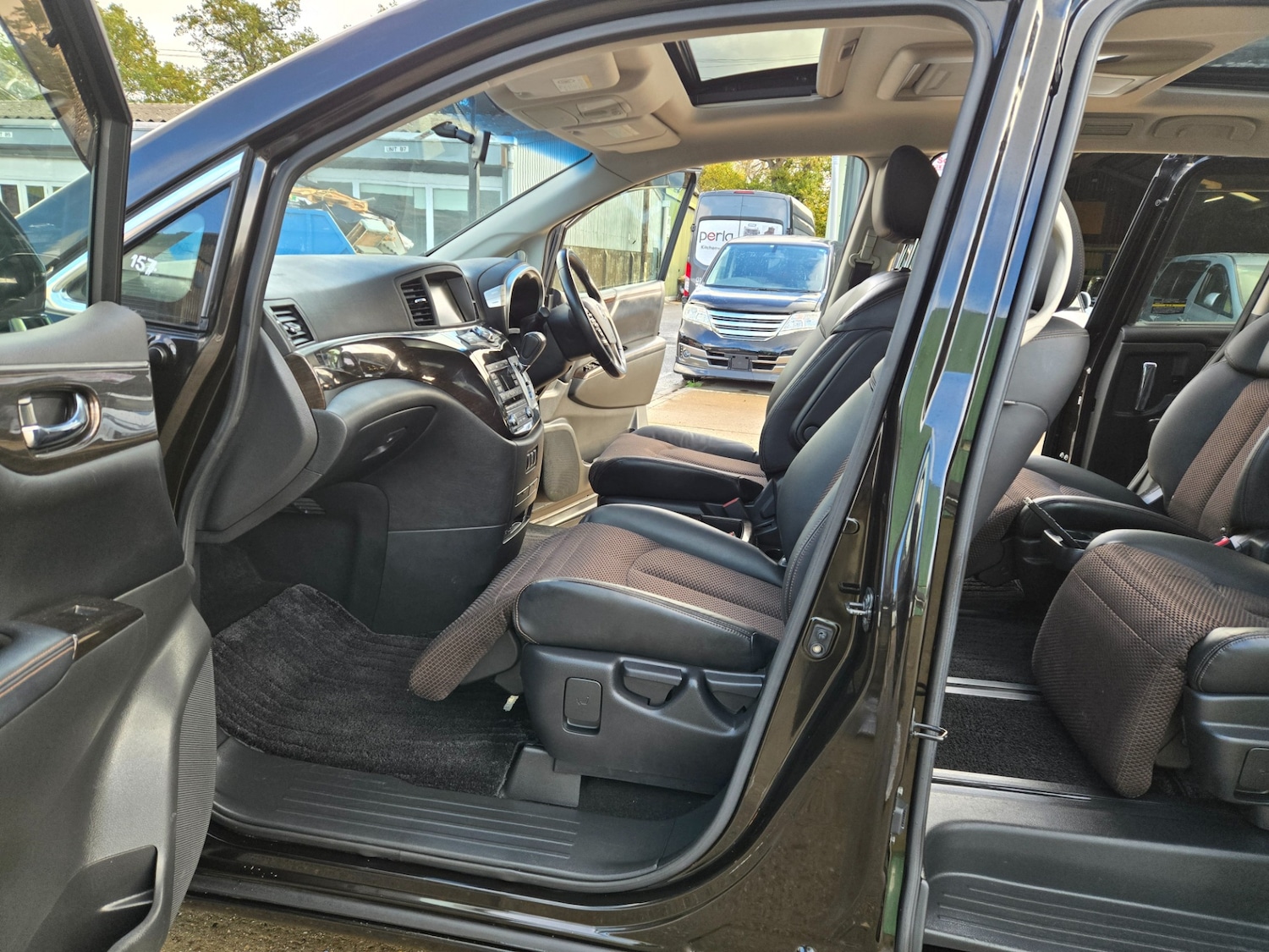 Used Nissan Elgrand 2010 for sale - 76526488: Photo 11