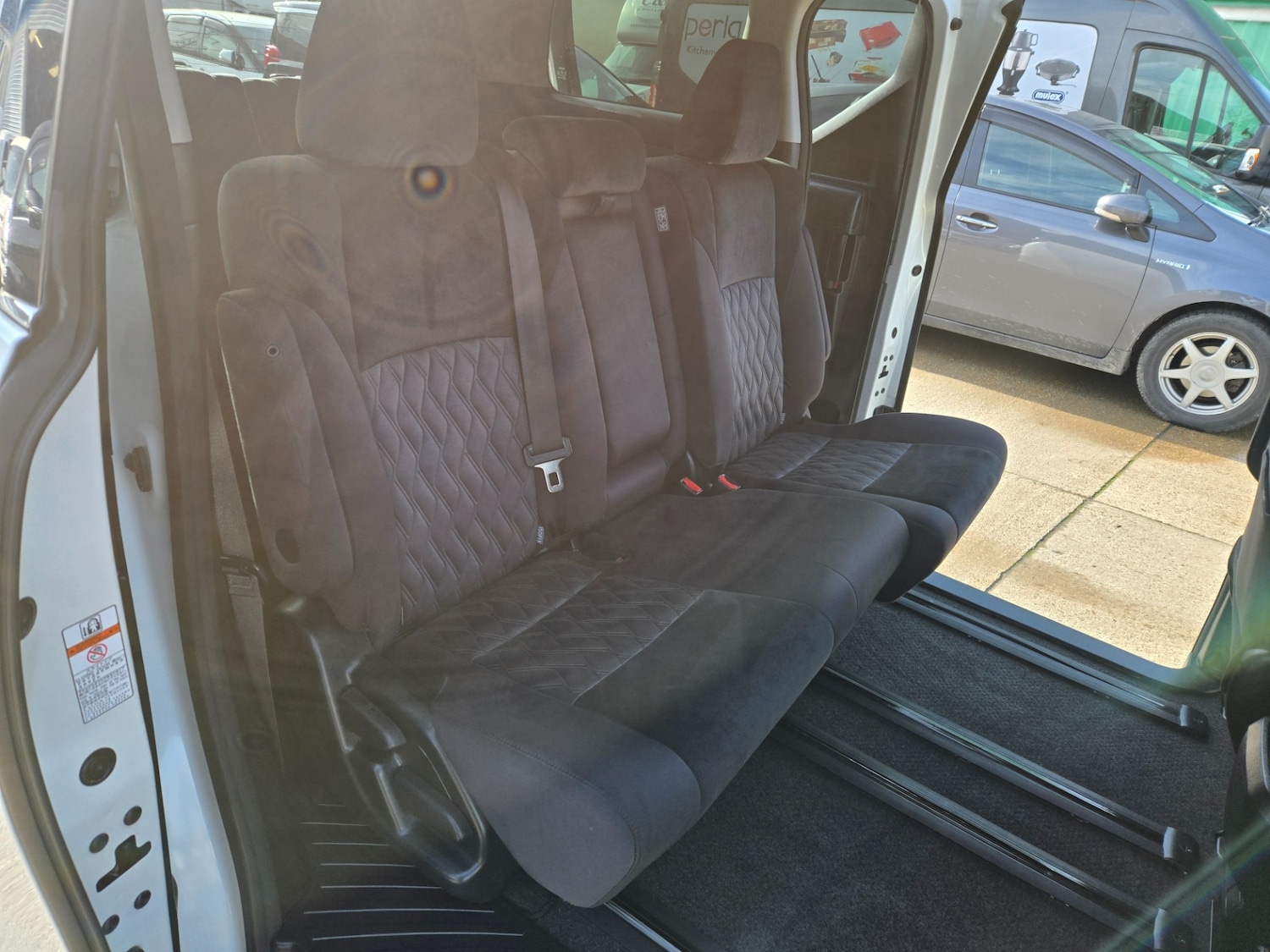 Used Toyota Vellfire 2018 for sale - 77663530: Photo 12