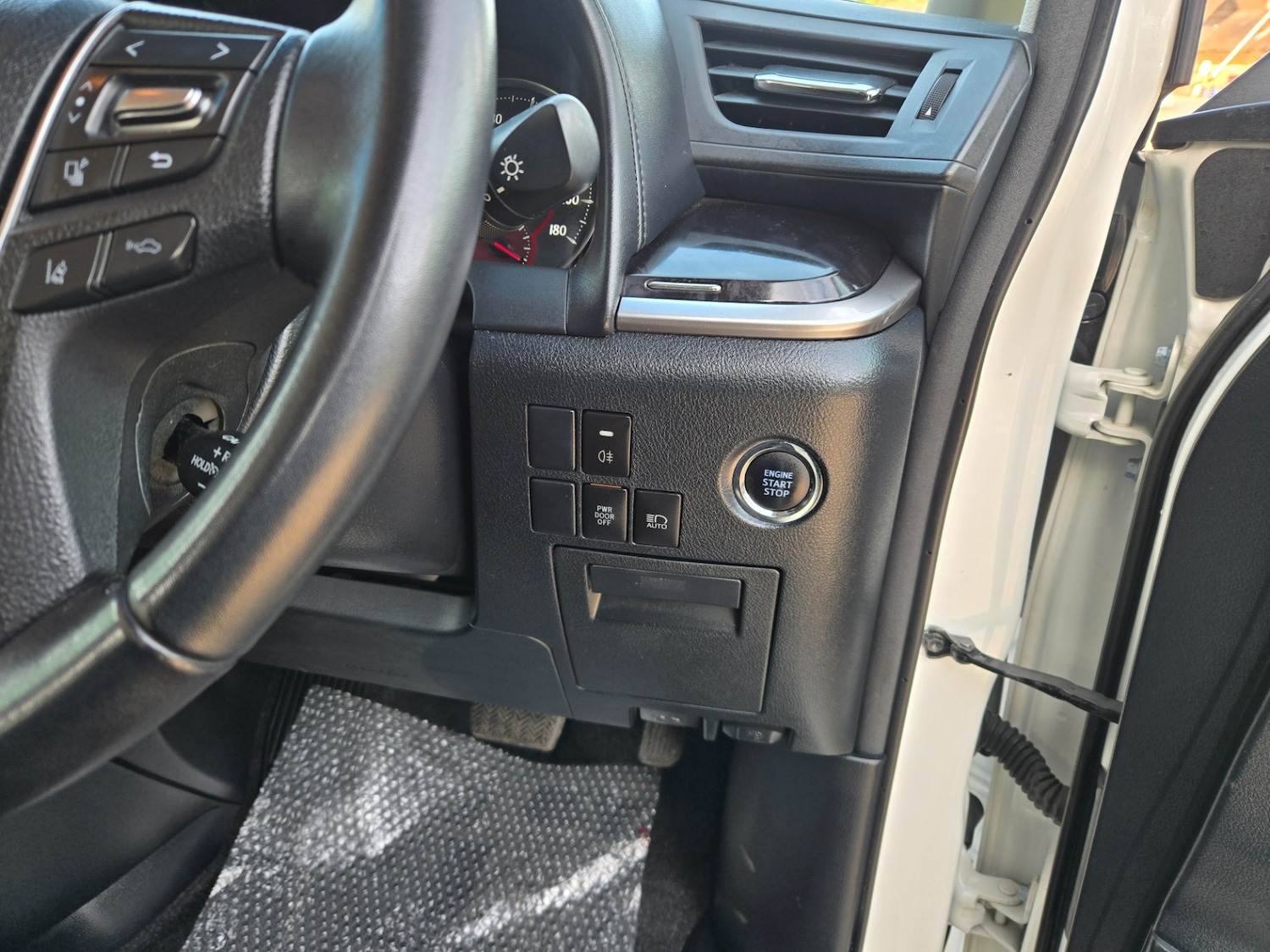 Used Toyota Vellfire 2018 for sale - 77663530: Photo 8