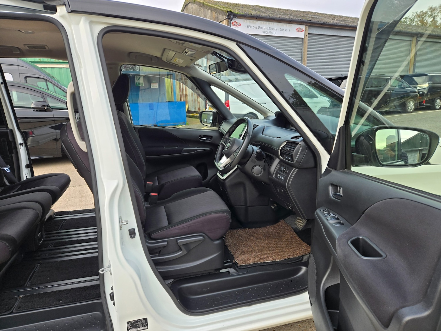 Used Nissan Serena 2019 for sale - 76594763: Photo 8