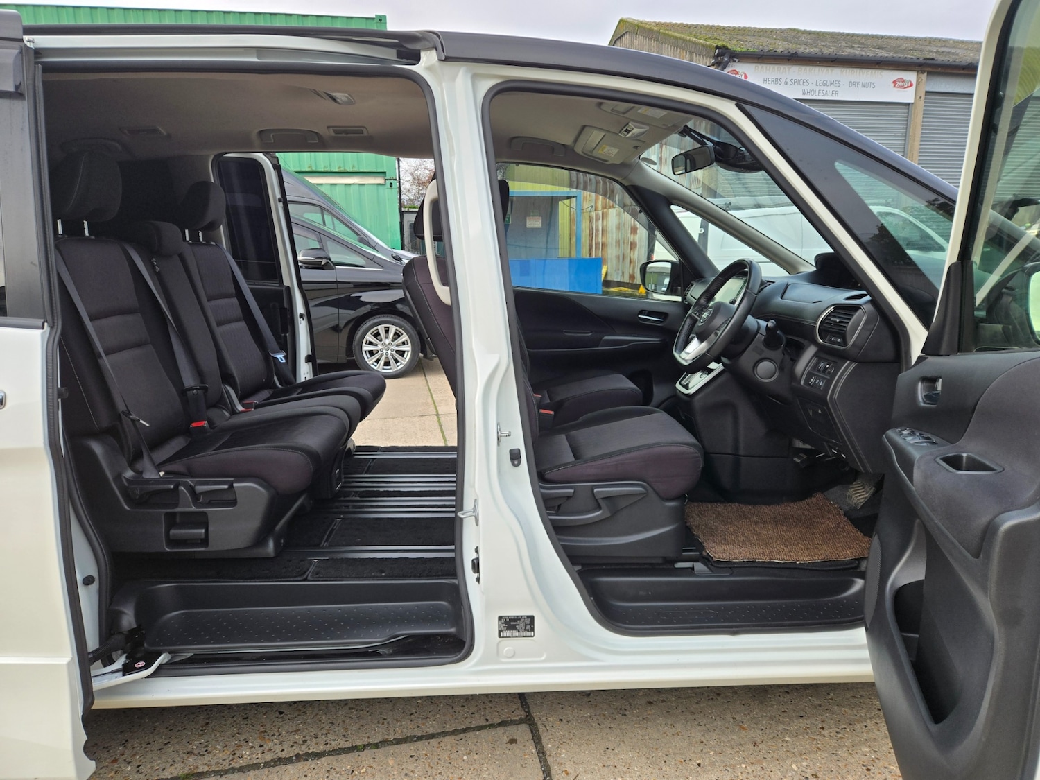 Used Nissan Serena 2019 for sale - 76594763: Photo 9