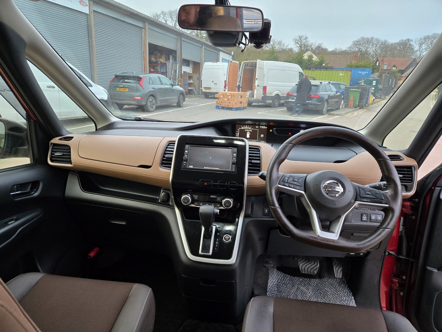 Used Nissan Serena 2017 for sale - 77590372: Photo 11