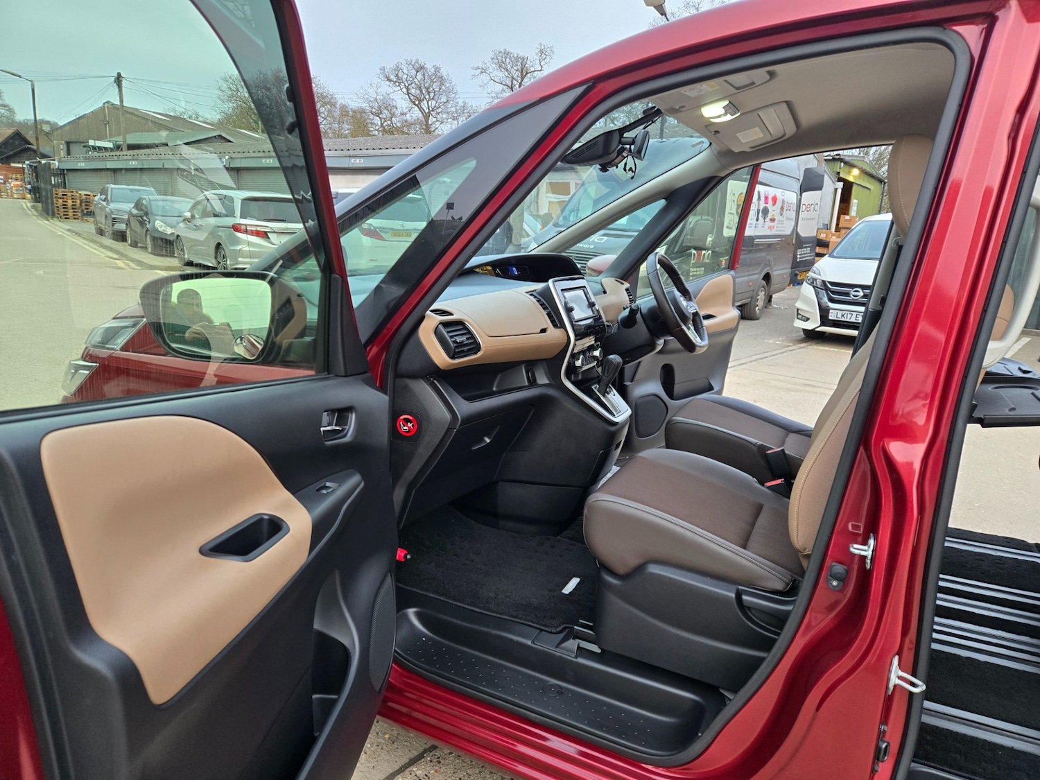 Used Nissan Serena 2017 for sale - 77590372: Photo 12