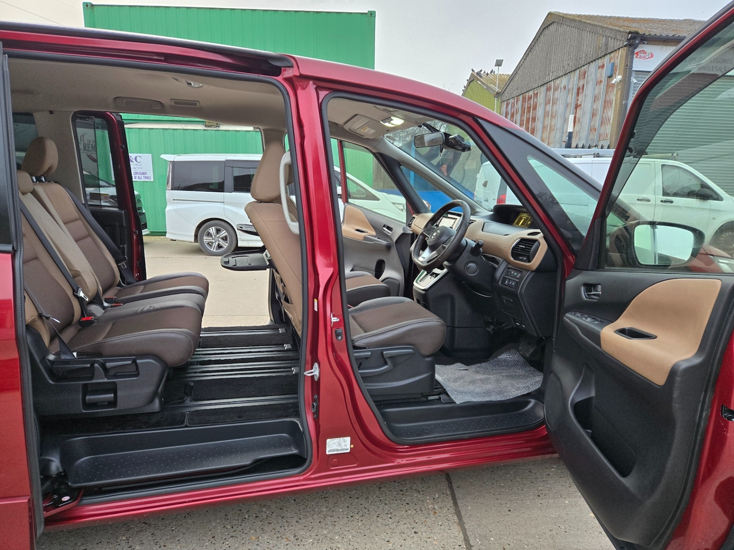 Used Nissan Serena 2017 for sale - 77590372: Photo 16