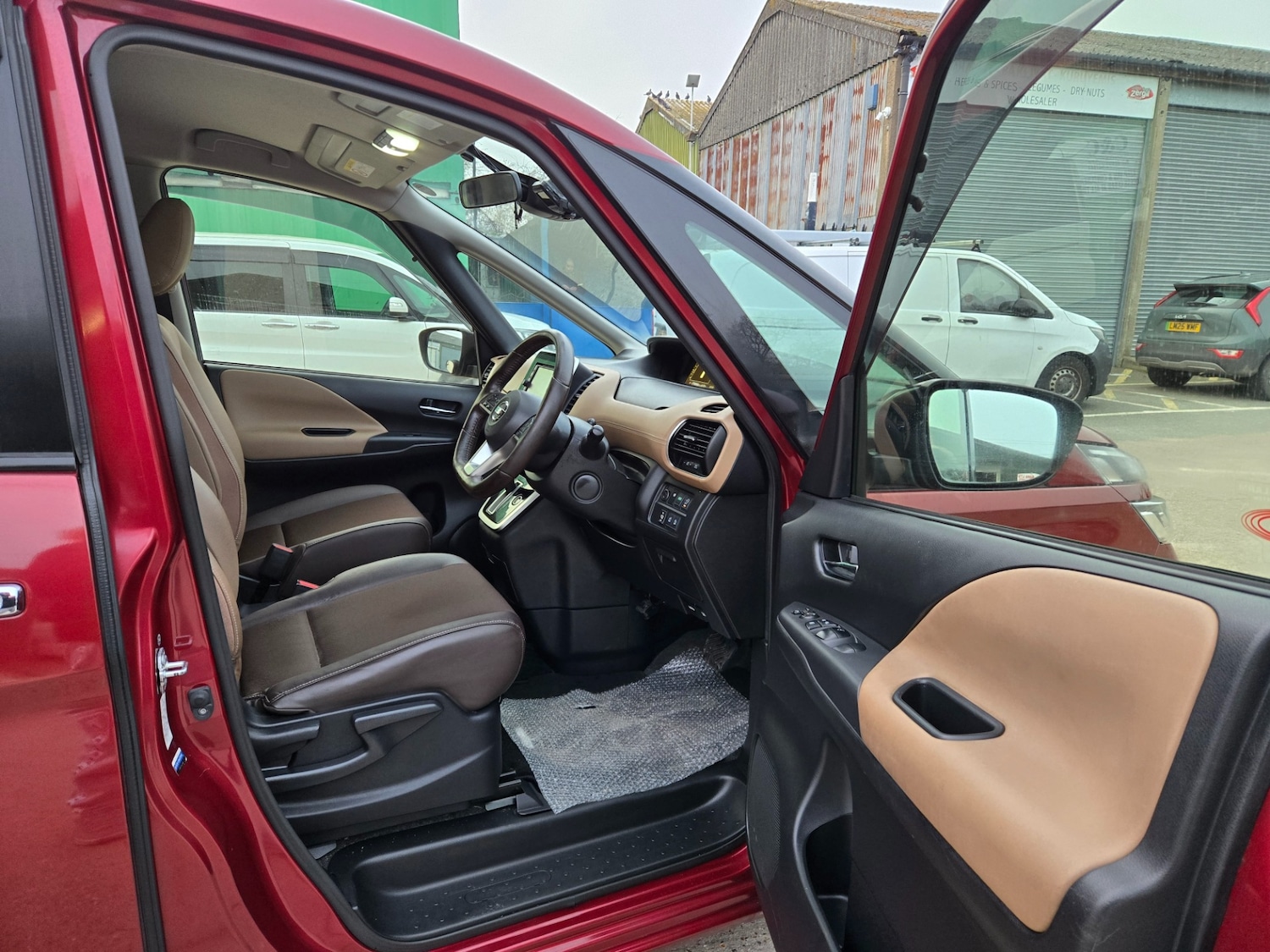 Used Nissan Serena 2017 for sale - 77590372: Photo 9