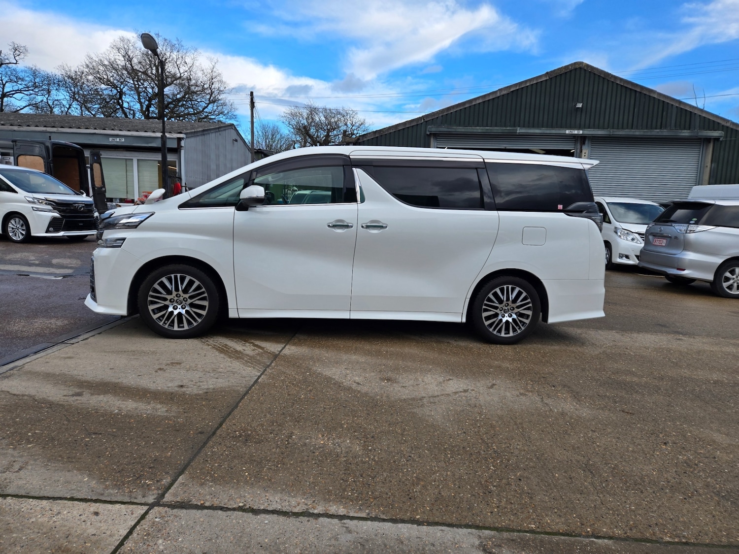 Used Toyota Vellfire 2017 for sale - 77590389: Photo 5