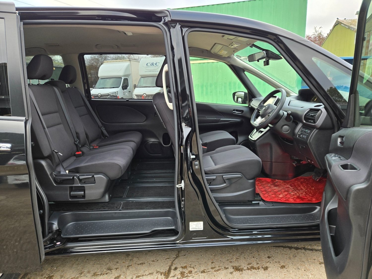 Used Nissan Serena 2017 for sale - 76860108: Photo 10