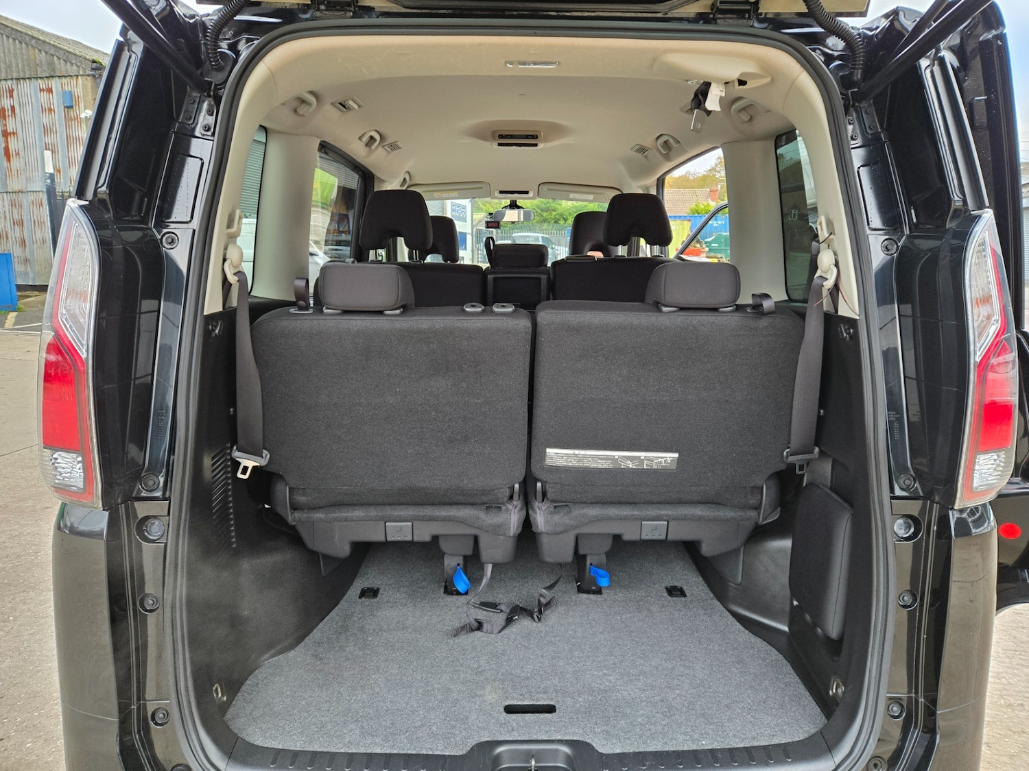 Used Nissan Serena 2017 for sale - 76860108: Photo 11