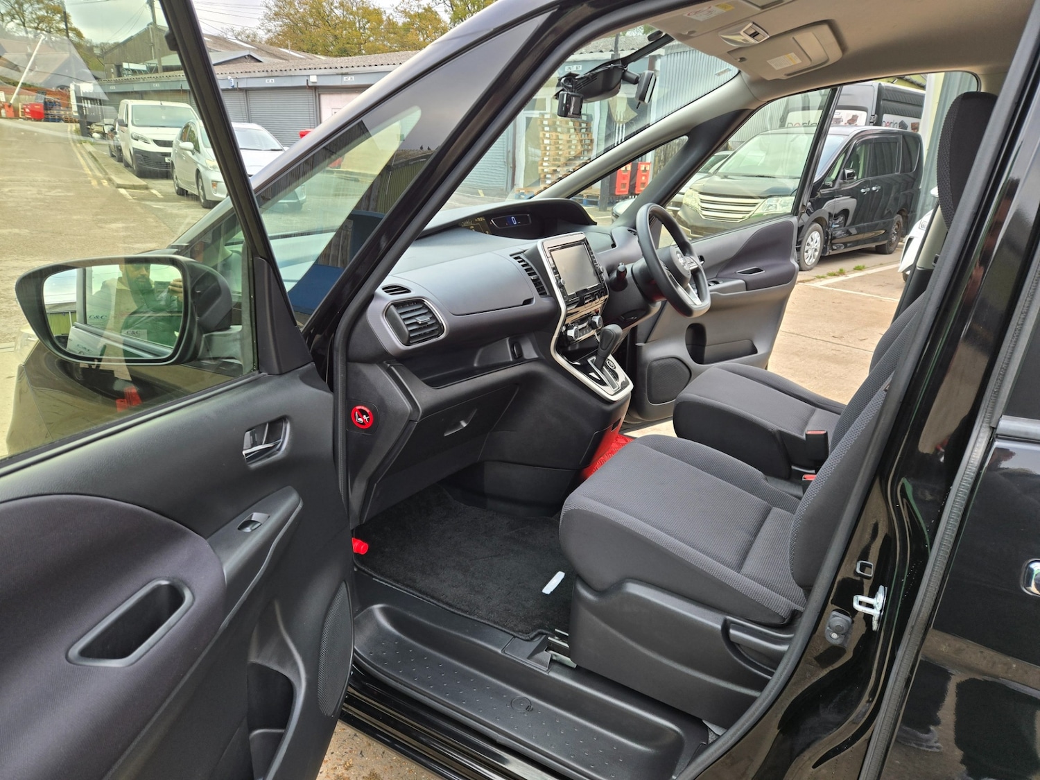 Used Nissan Serena 2017 for sale - 76860108: Photo 12