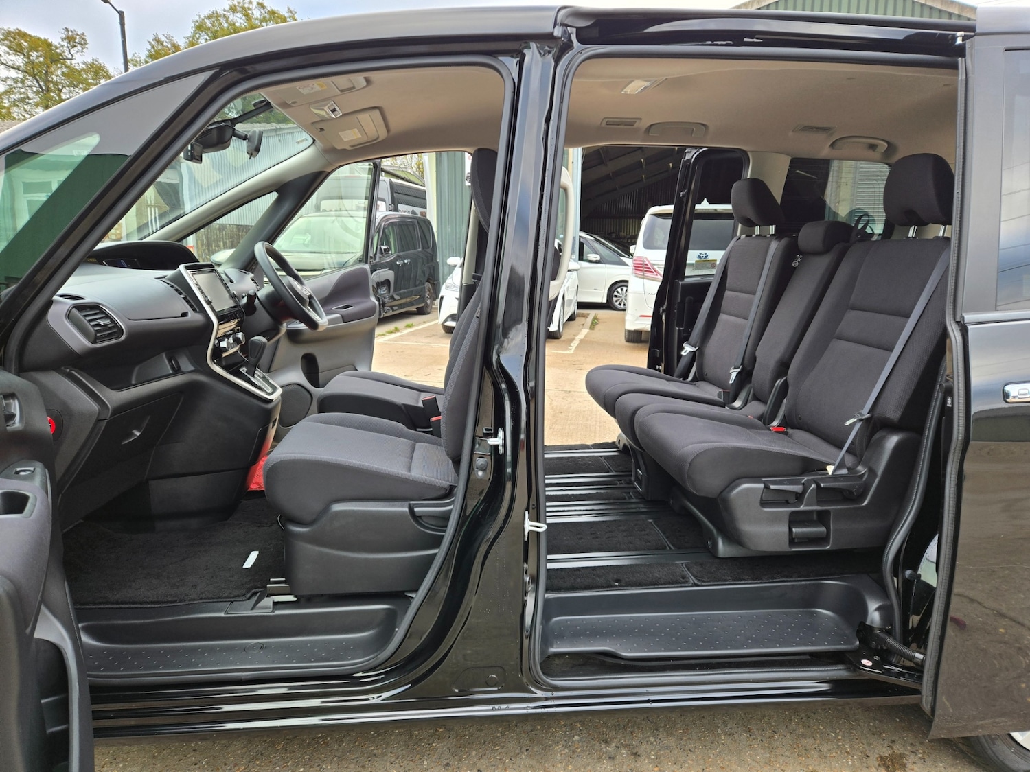 Used Nissan Serena 2017 for sale - 76860108: Photo 13