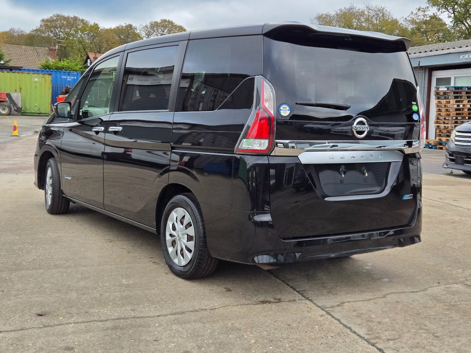 Used Nissan Serena 2017 for sale - 76860108: Photo 5