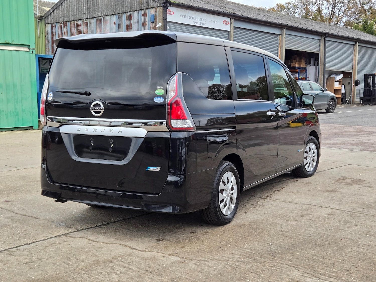 Used Nissan Serena 2017 for sale - 76860108: Photo 6