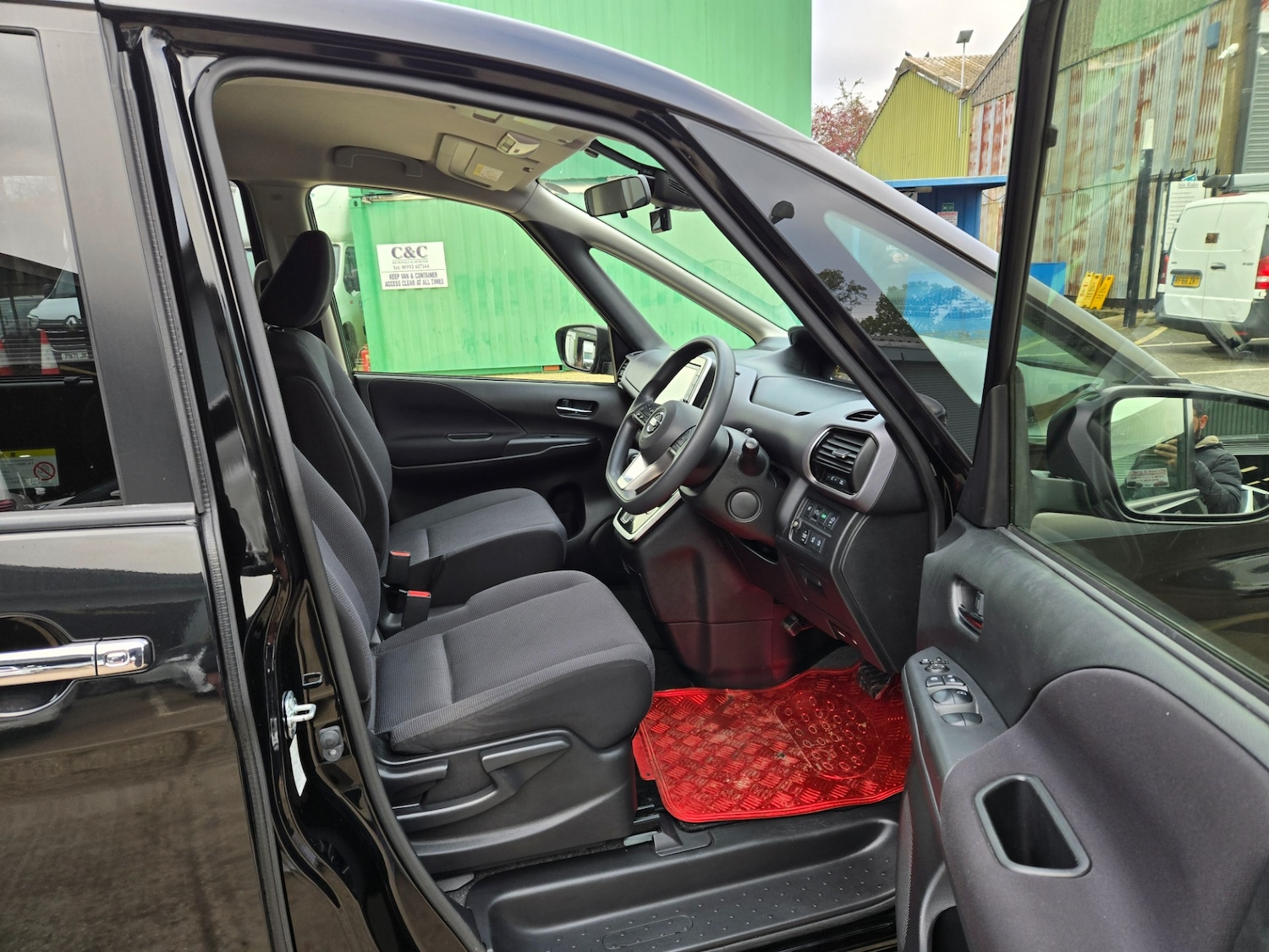 Used Nissan Serena 2017 for sale - 76860108: Photo 8