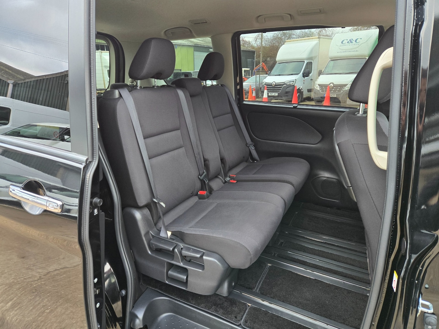 Used Nissan Serena 2017 for sale - 76860108: Photo 9