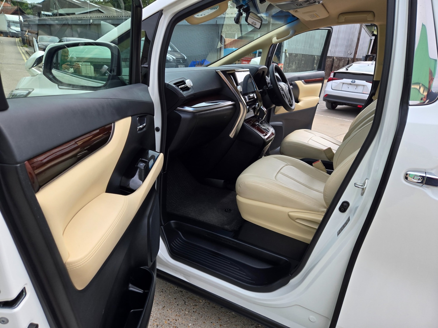 Used Toyota Vellfire 2017 for sale - 75560321: Photo 11