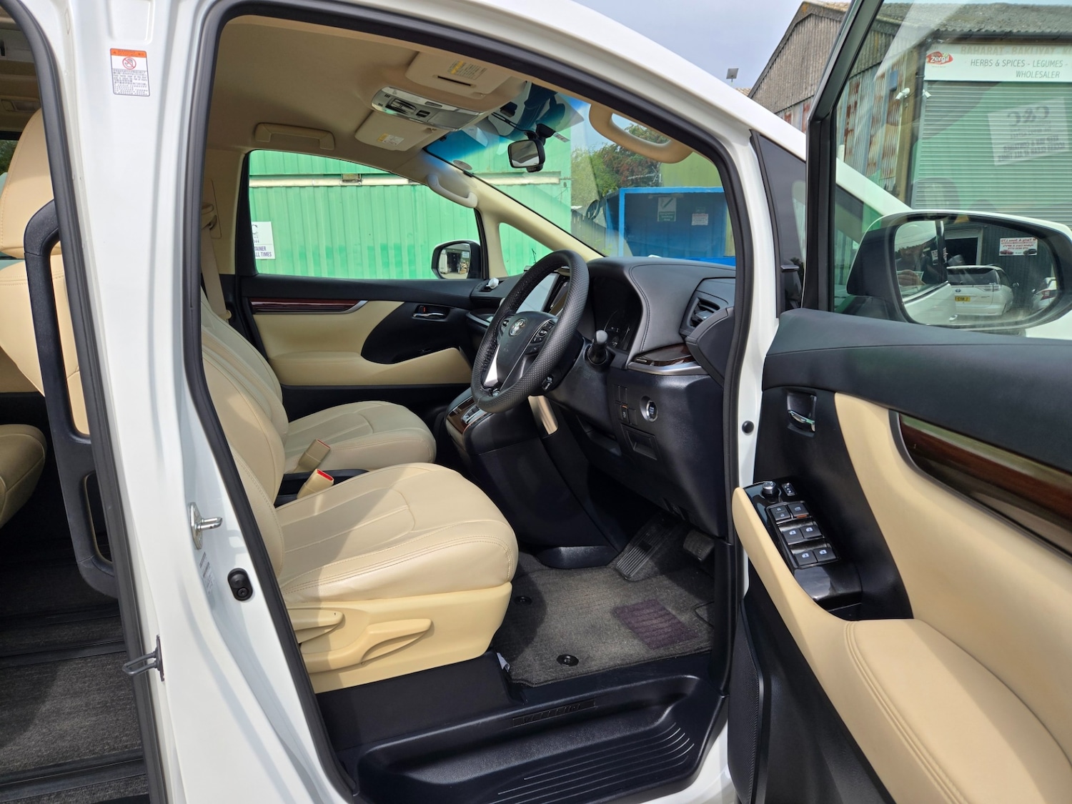 Used Toyota Vellfire 2017 for sale - 75560321: Photo 8