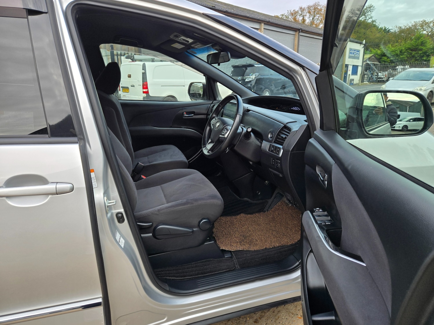 Used Toyota Estima 2017 for sale - 76594595: Photo 9