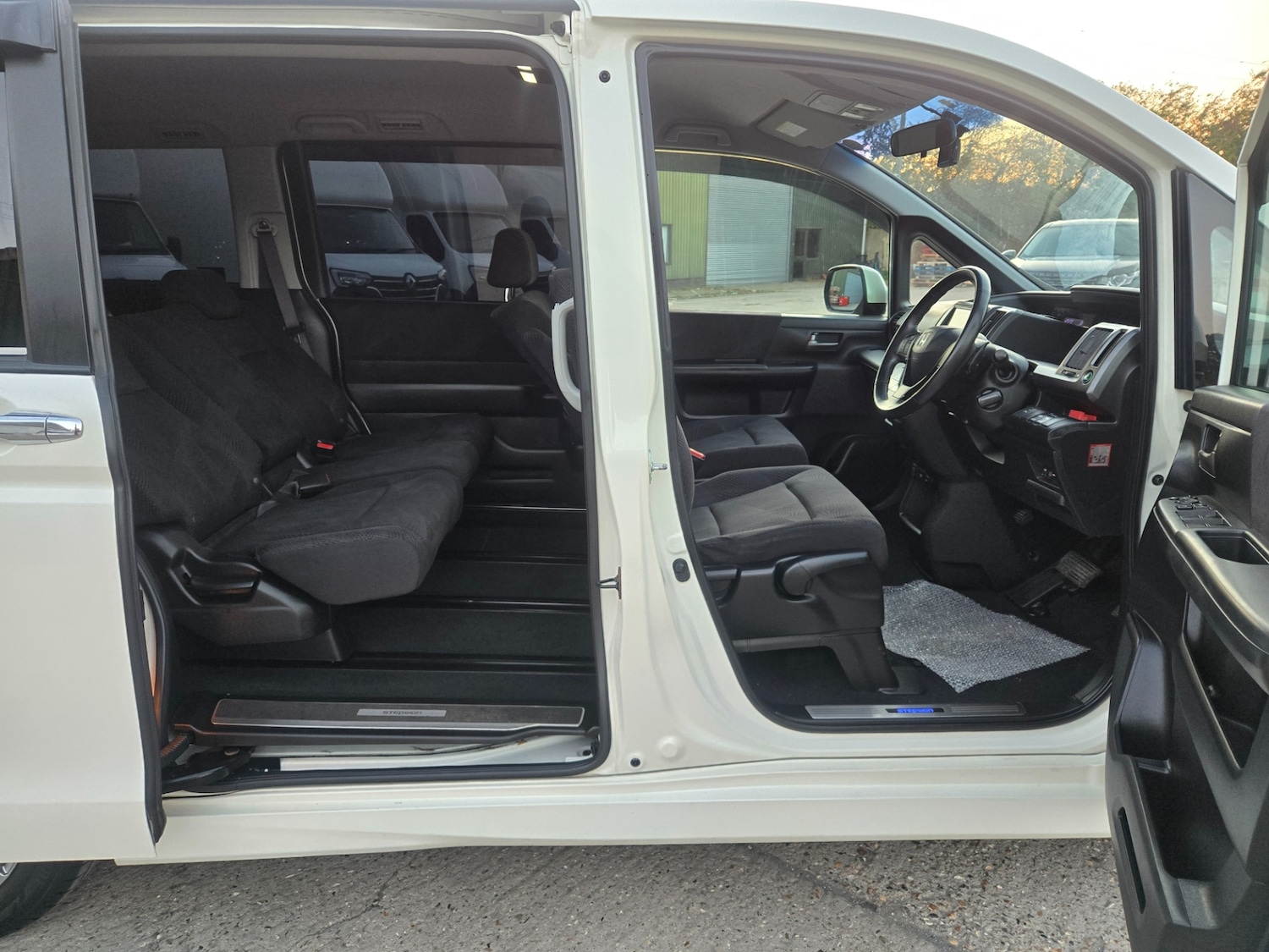 Used Honda Stepwagon 2012 for sale - 76385262: Photo 14