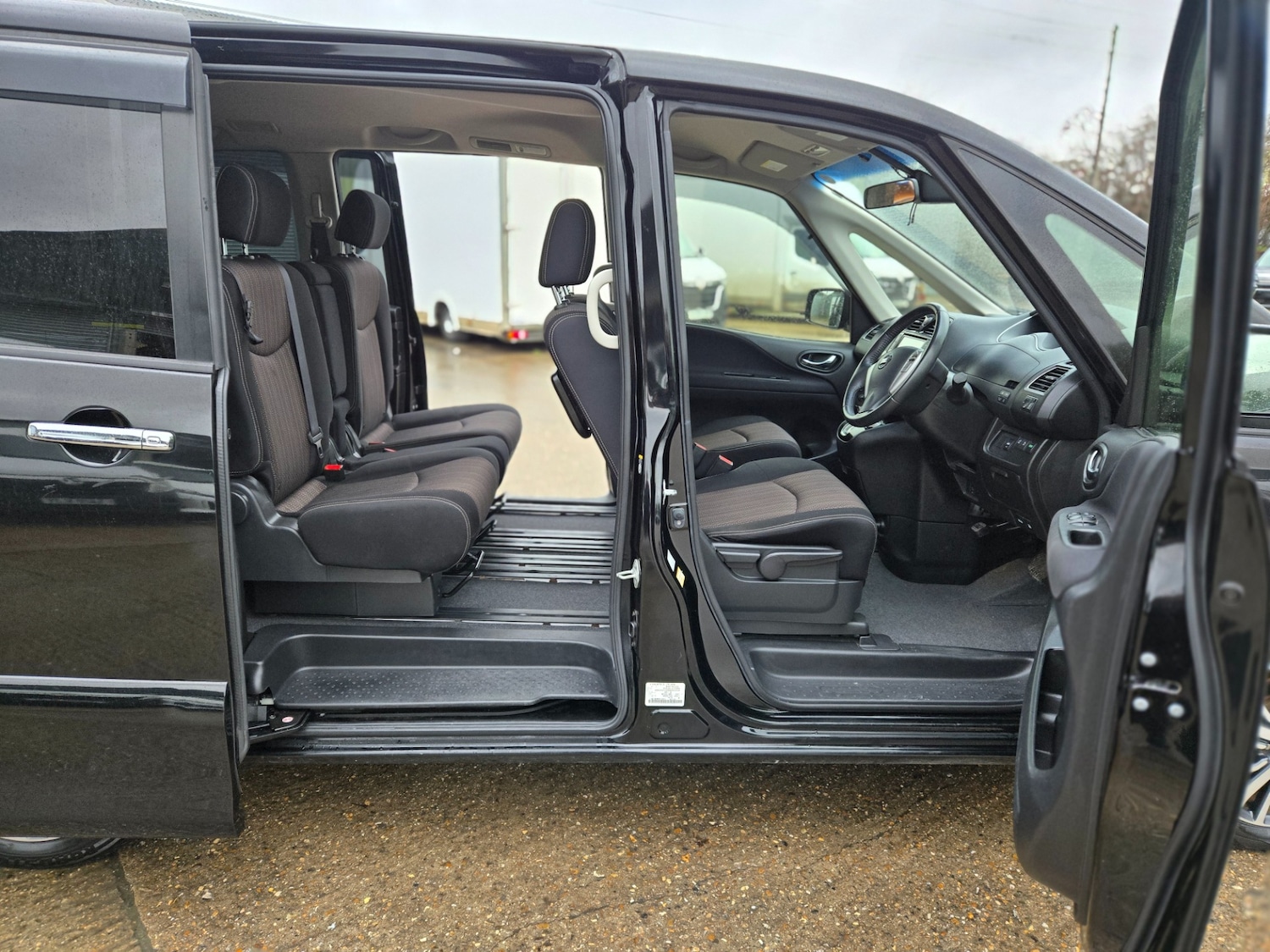 Used Nissan Serena 2015 for sale - 76860132: Photo 10