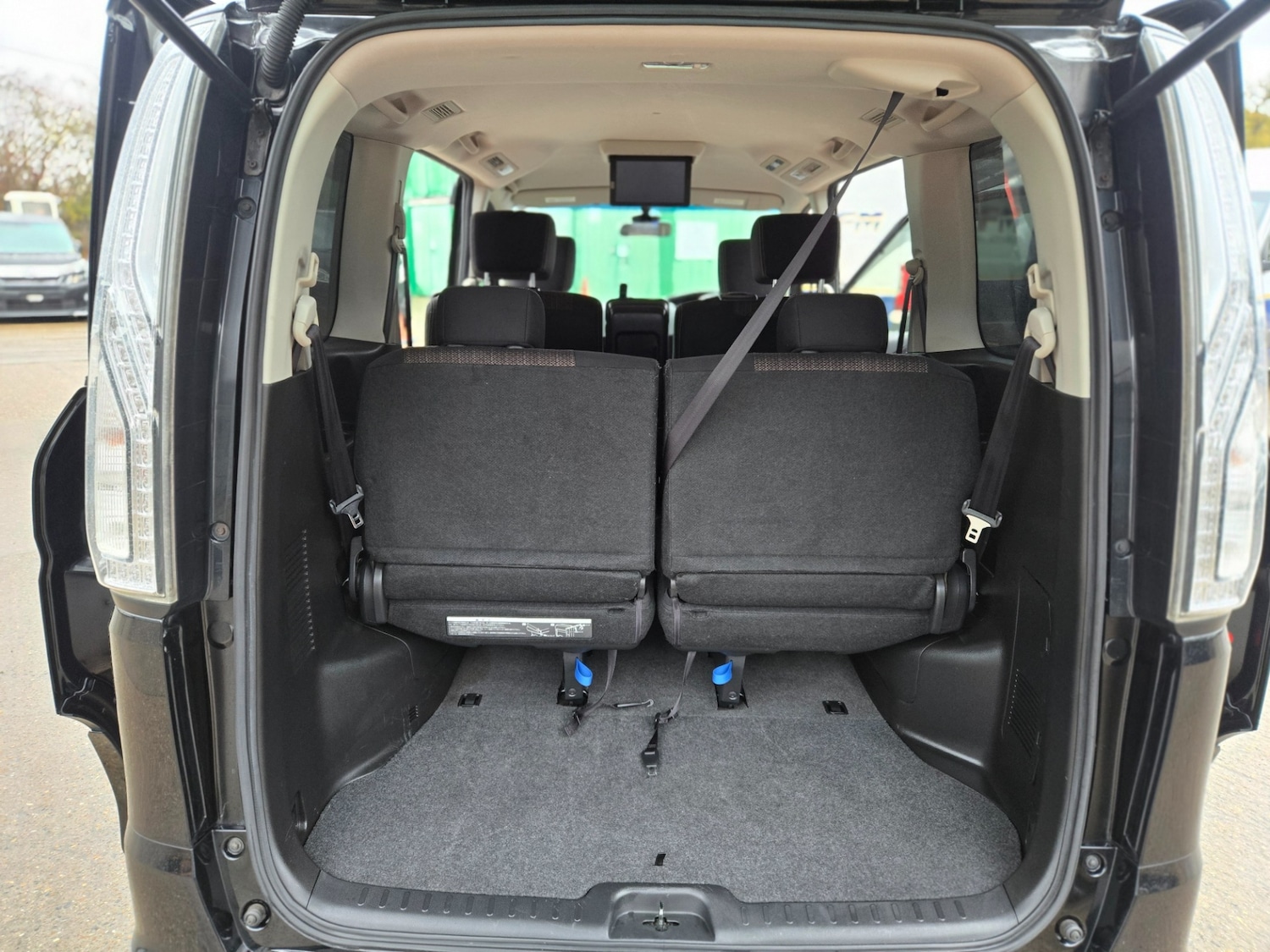 Used Nissan Serena 2015 for sale - 76860132: Photo 11