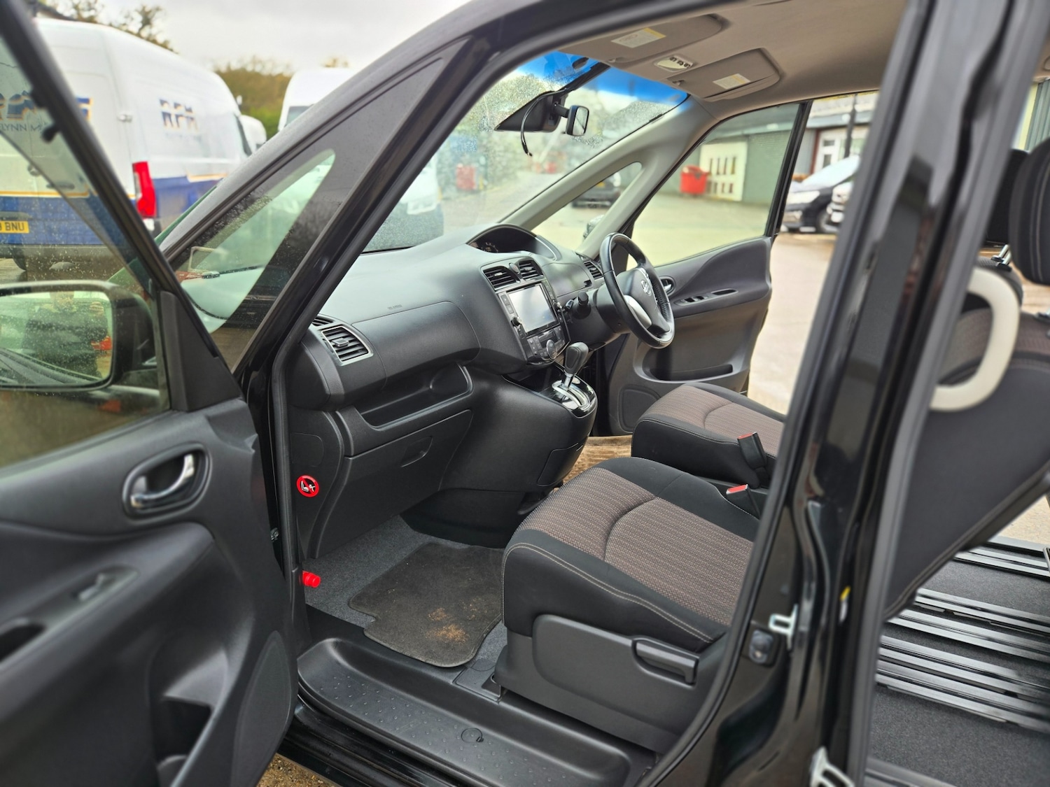 Used Nissan Serena 2015 for sale - 76860132: Photo 13