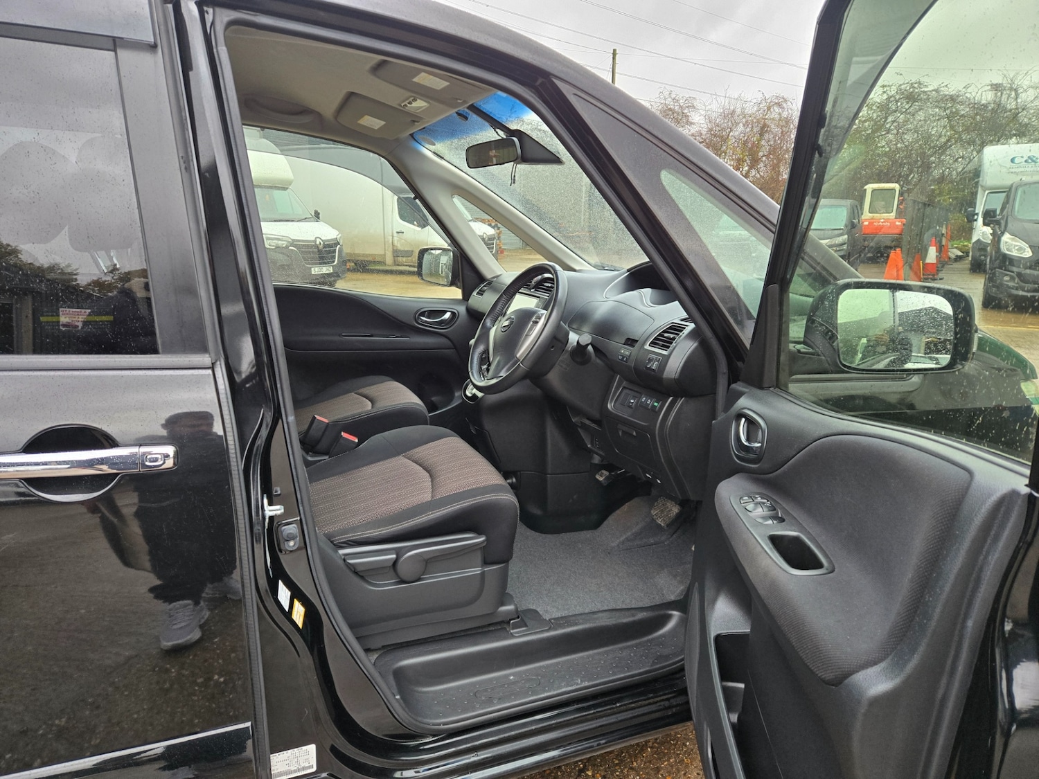 Used Nissan Serena 2015 for sale - 76860132: Photo 8