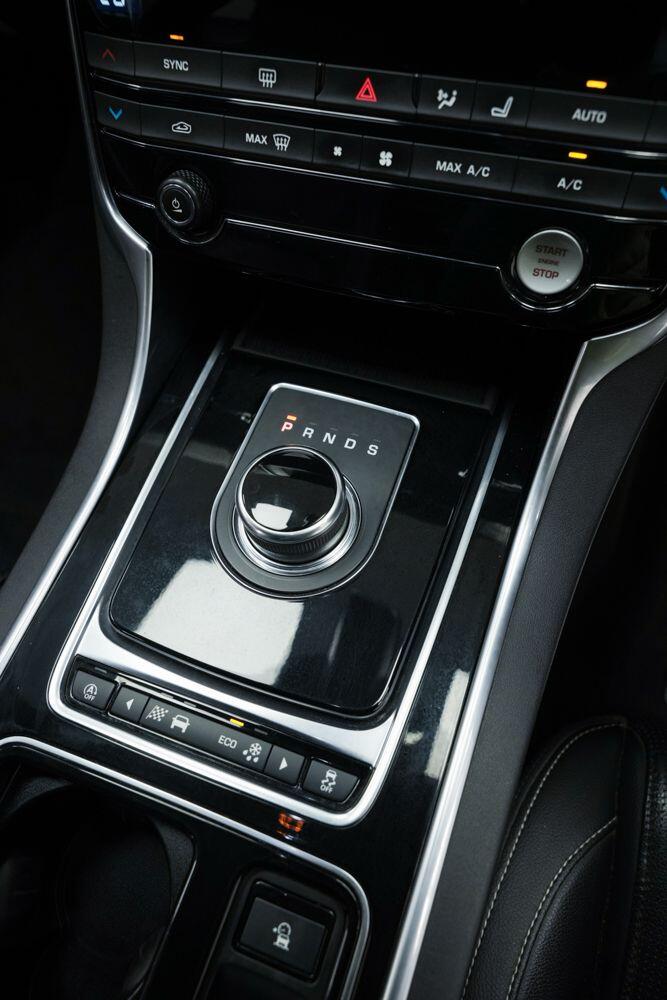 Used Jaguar XE 2017 for sale - 77344395: Photo 24