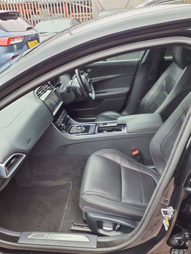 Used Jaguar XE 2018 for sale - 78212720: Photo 4