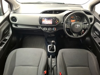 Used Toyota Yaris 2016 for sale - 77281540: Photo