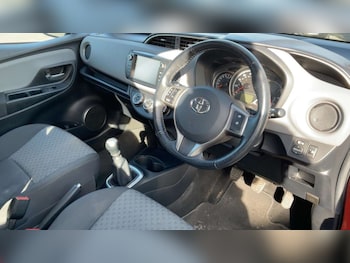 Used Toyota Yaris 2015 for sale - 77693330: Photo