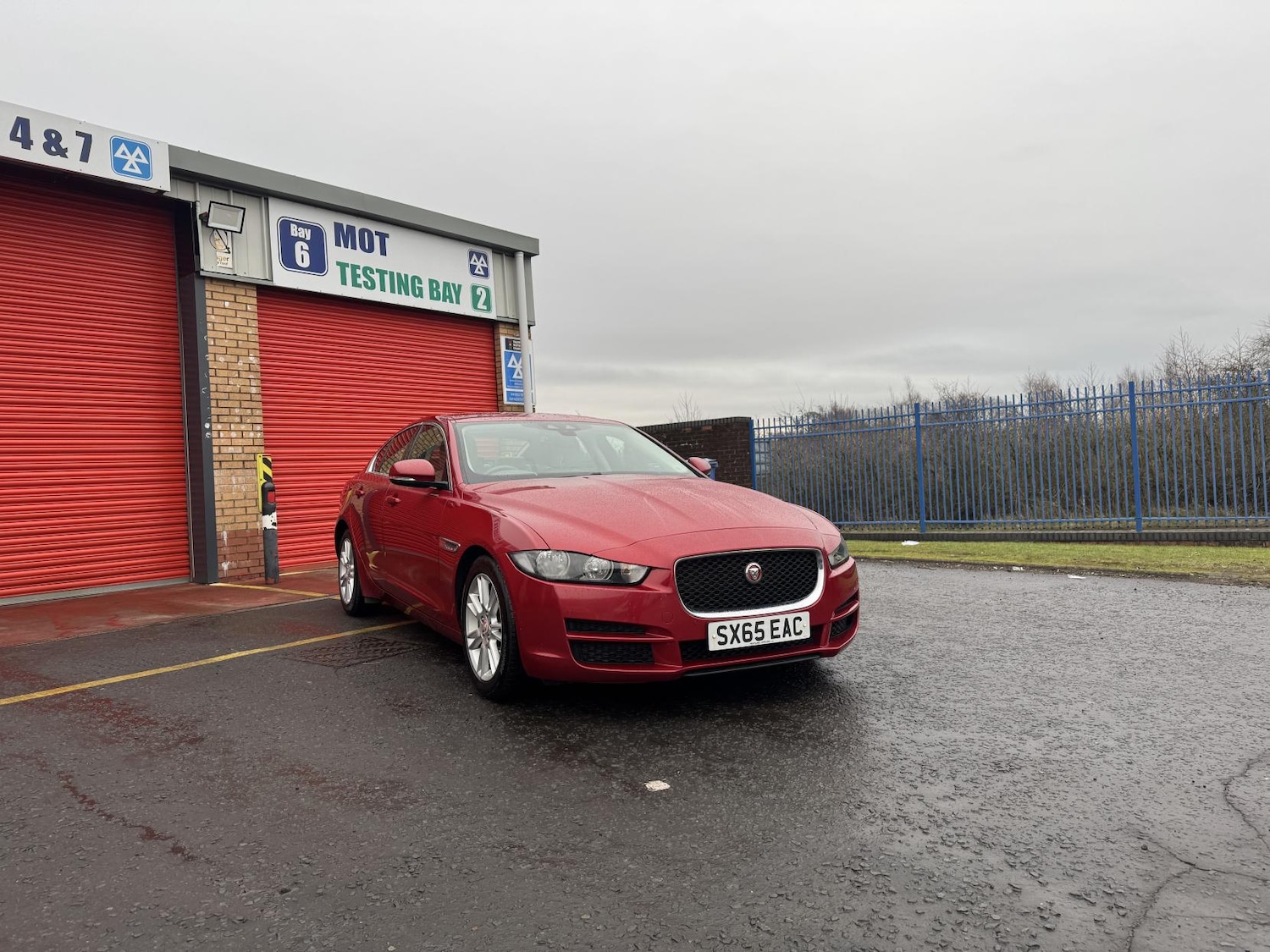 Used Jaguar XE 2015 for sale - 77148157: Photo 4
