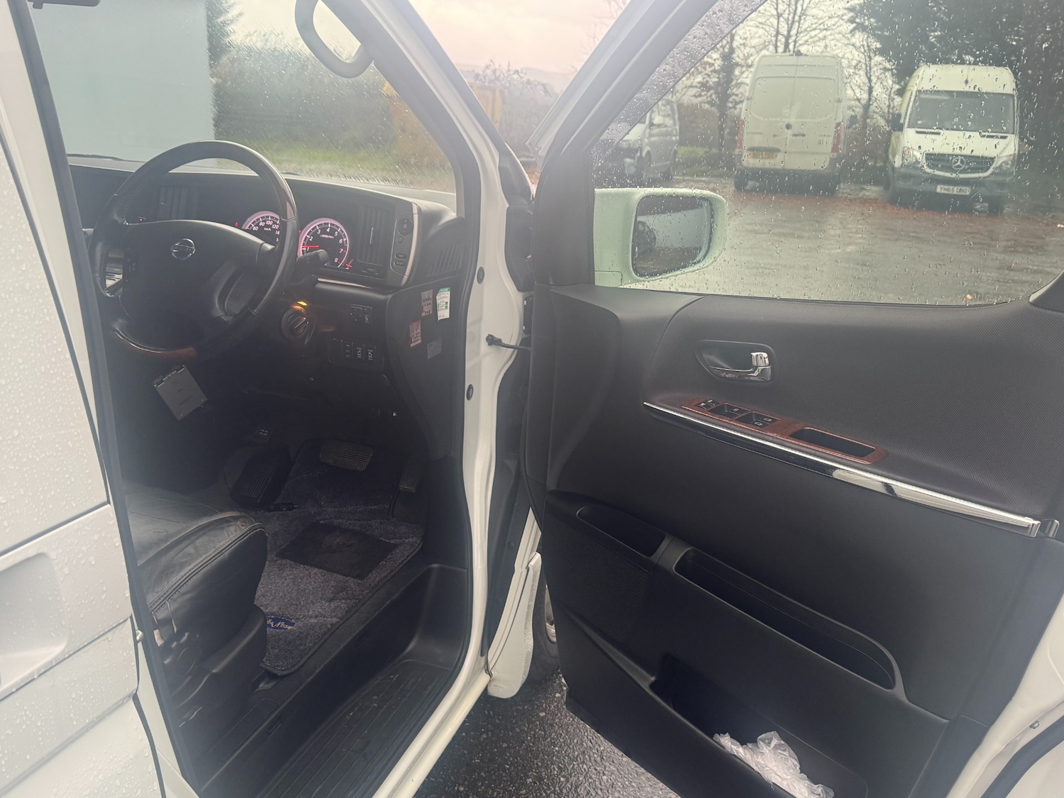 Used Nissan Elgrand for sale - 75918808: Photo 10