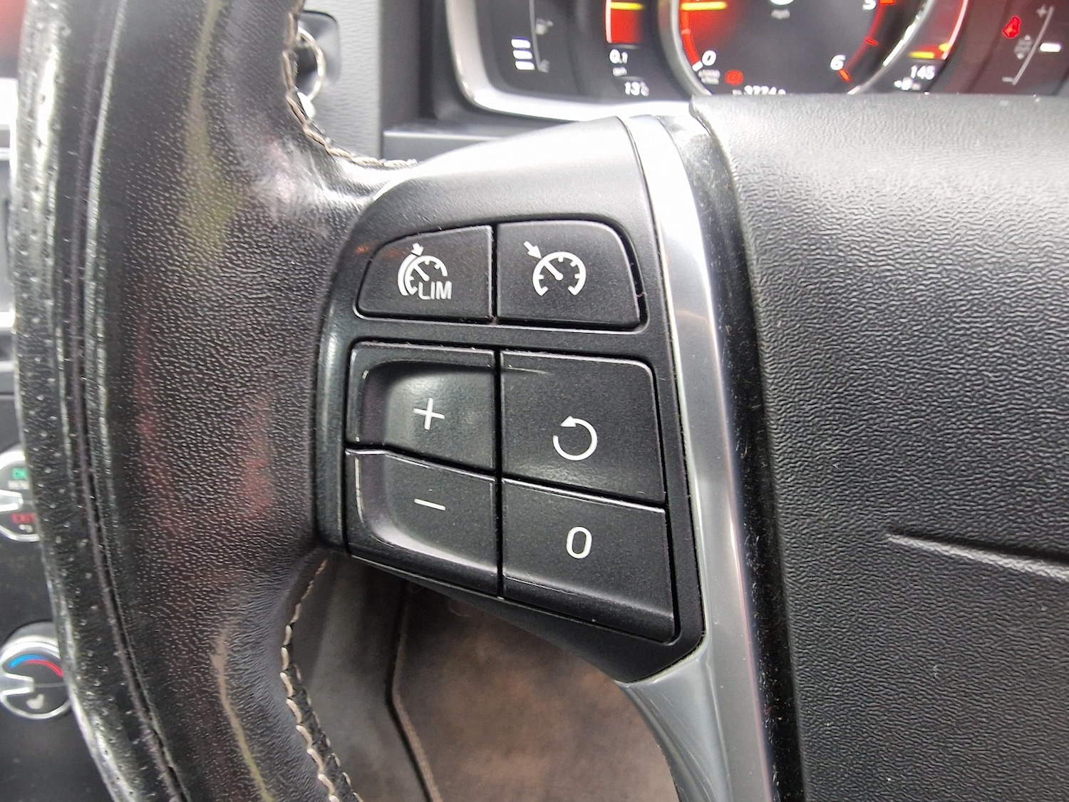 Used Volvo V60 2018 for sale - 77742887: Photo 32