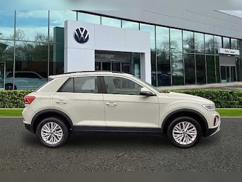 Used Volkswagen T-Roc 2023 for sale - 77417534: Photo