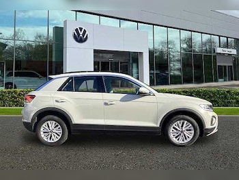 Used Volkswagen T-Roc 2024 for sale - 78367039: Photo