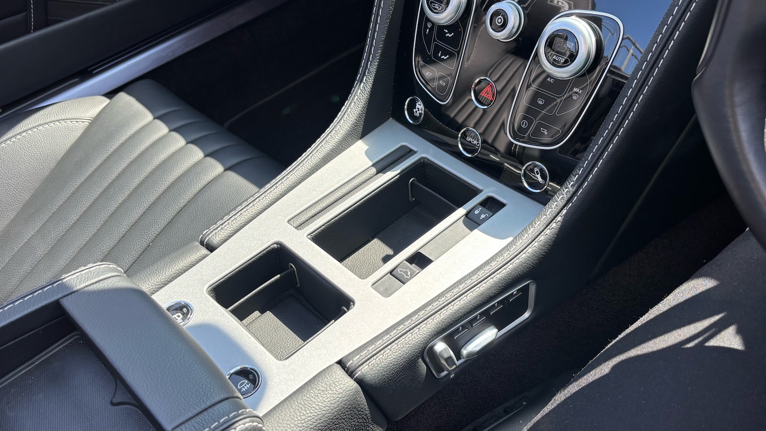 Used Aston Martin DB9 2017 for sale - 76346945: Photo 23