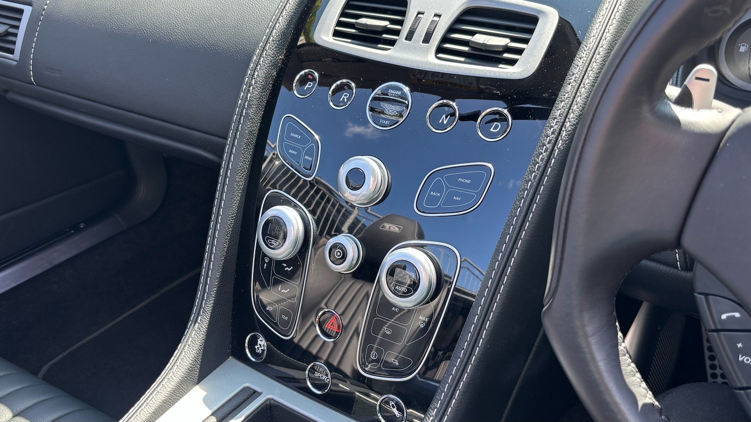 Used Aston Martin DB9 2017 for sale - 76346945: Photo 24