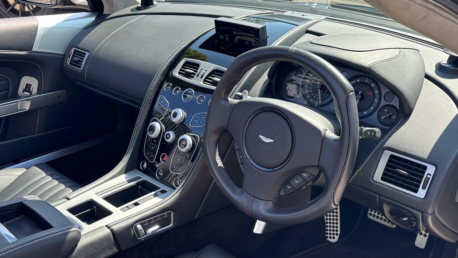 Used Aston Martin DB9 2017 for sale - 76346945: Photo 3
