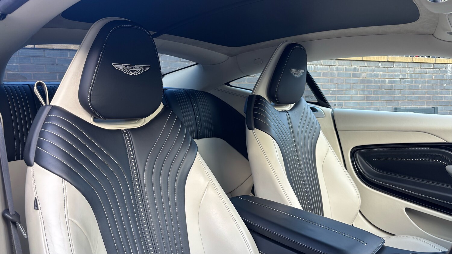 Used Aston Martin DB11 2017 for sale - 76627623: Photo 12