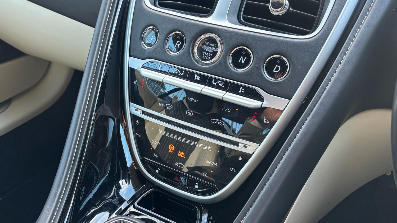 Used Aston Martin DB11 2017 for sale - 76627623: Photo 18