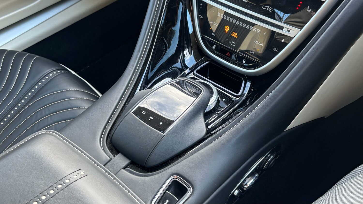 Used Aston Martin DB11 2017 for sale - 76627623: Photo 19